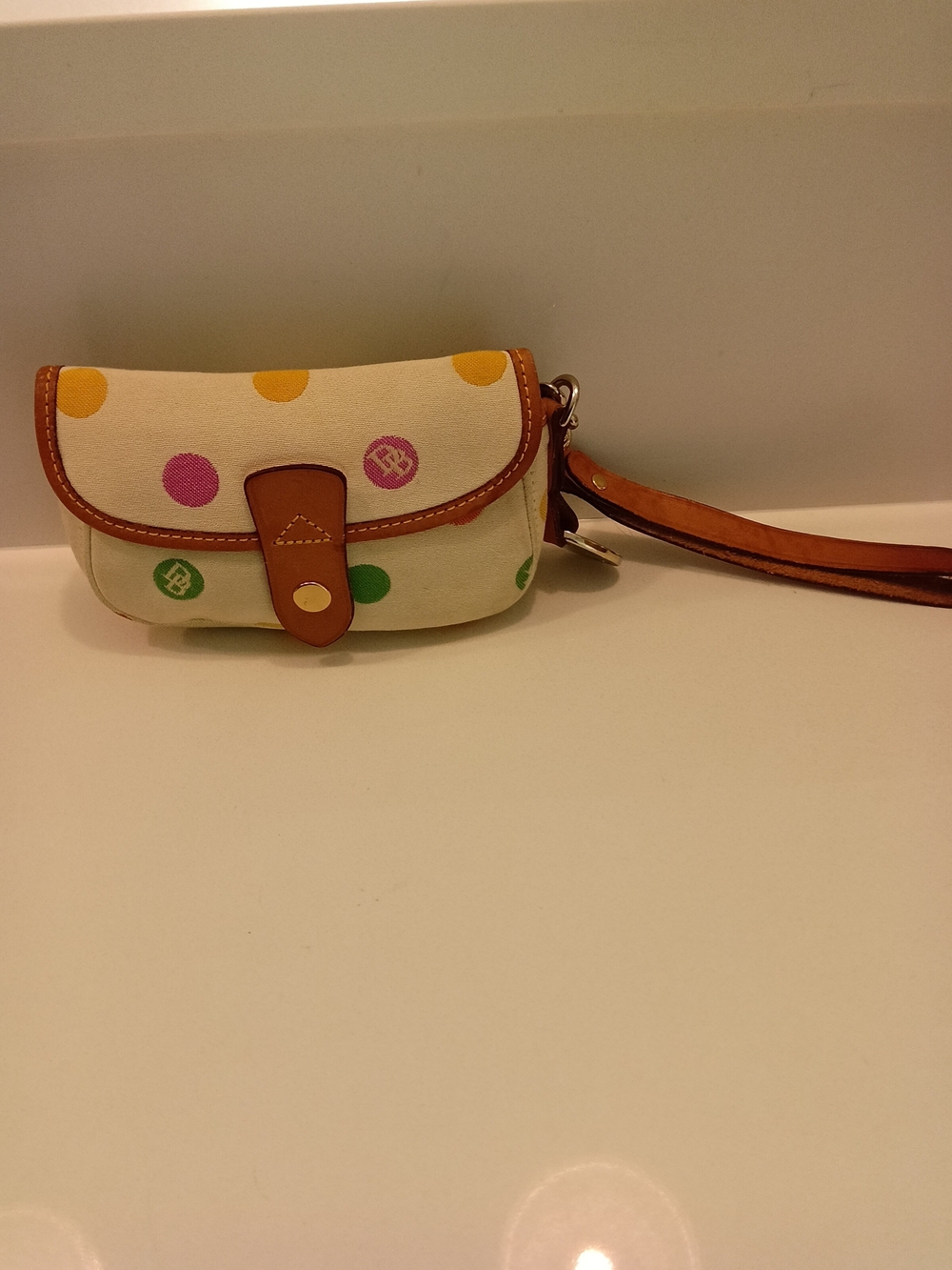 Dooney & Bourke Cream Polka Dot Wristlet Y2Kf